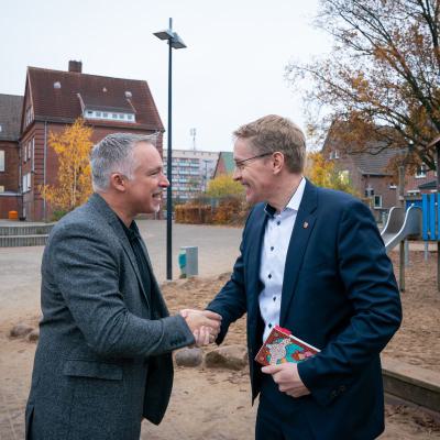 Vorlesetag: Herr Tonner begrüßt Herrn Günther (Quelle: Staatskanzlei SH), 15.11.2024