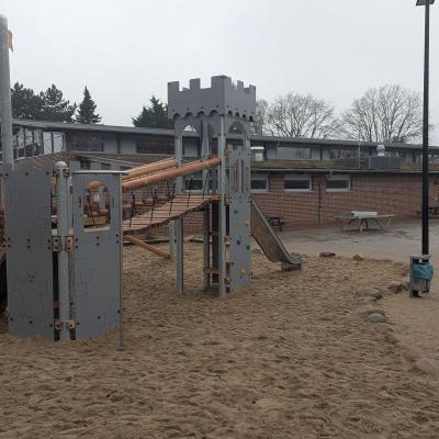 Neues Schulhofspielgerät