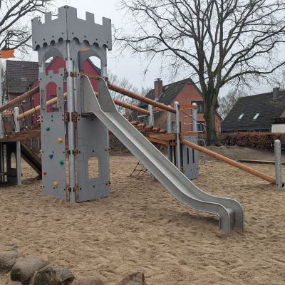 Neues Schulhofspielgerät