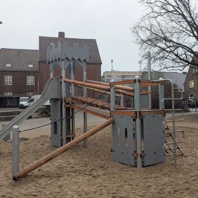 Neues Schulhofspielgerät