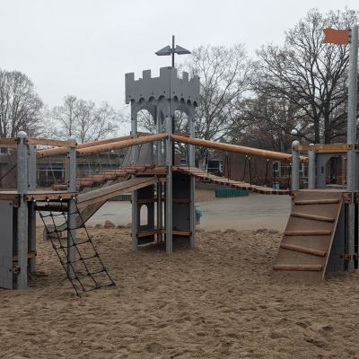 Neues Schulhofspielgerät