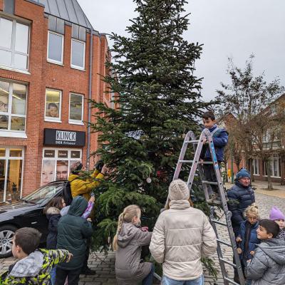 Weihnachtsbaum auf dem Leuchtturmplatz, 27.11.2023